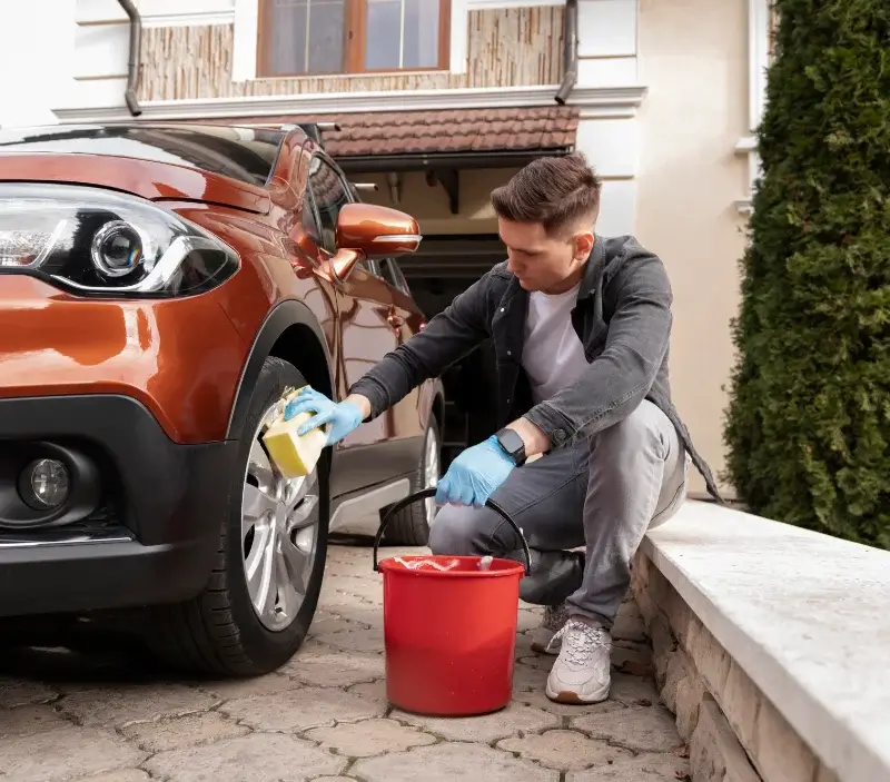 Lavage auto à domicile Saint-Ouen-lès-Parey : professionnel intervenant sur un véhicule